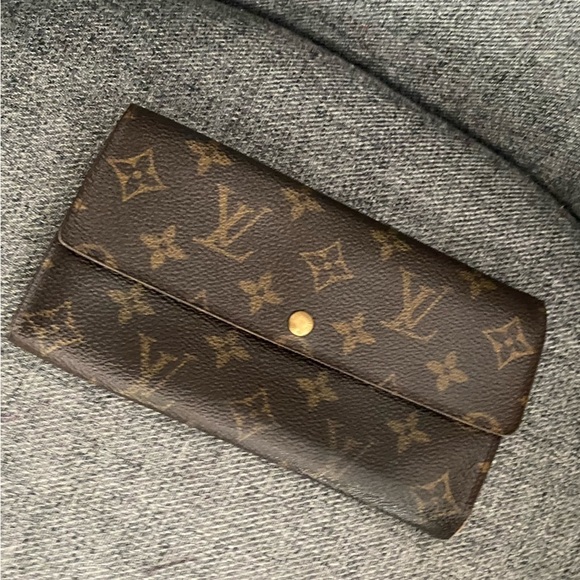 Louis Vuitton Monogram Sarah Wallet - Picture 1 of 13